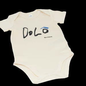 Bild eines Baby Bodies auf schwarzen Hintergrund mit dem Logo von Hans Salcher der Dolomitenhütte.