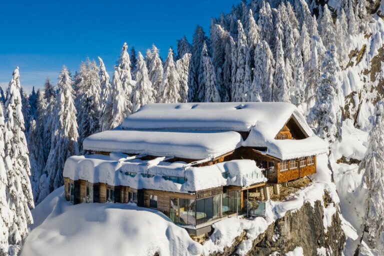 Begrüße das Jahr 2025 auf der Dolomitenhütte!